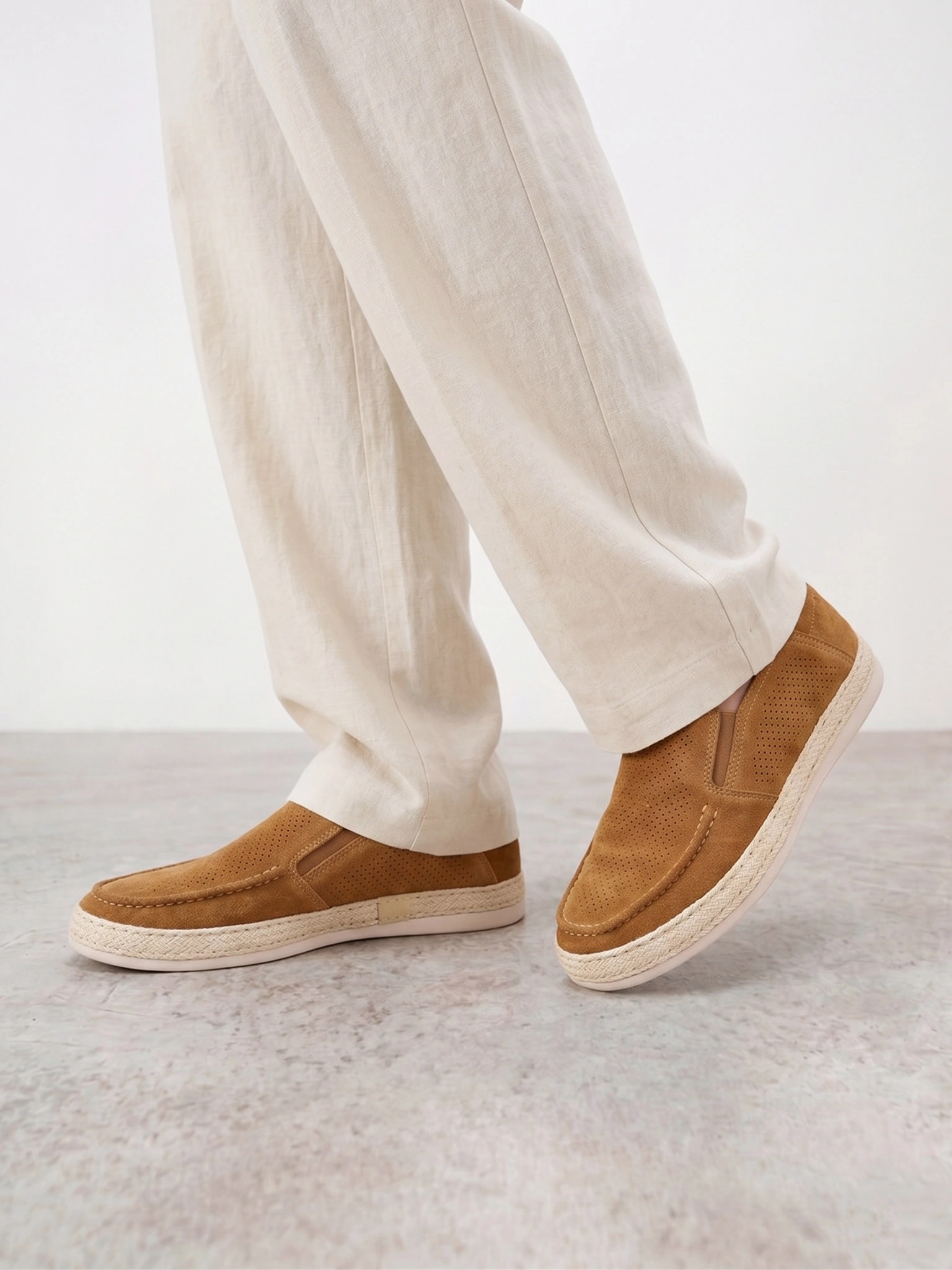 Мокасины коричневого цвета с перфорацией на низкой подошве